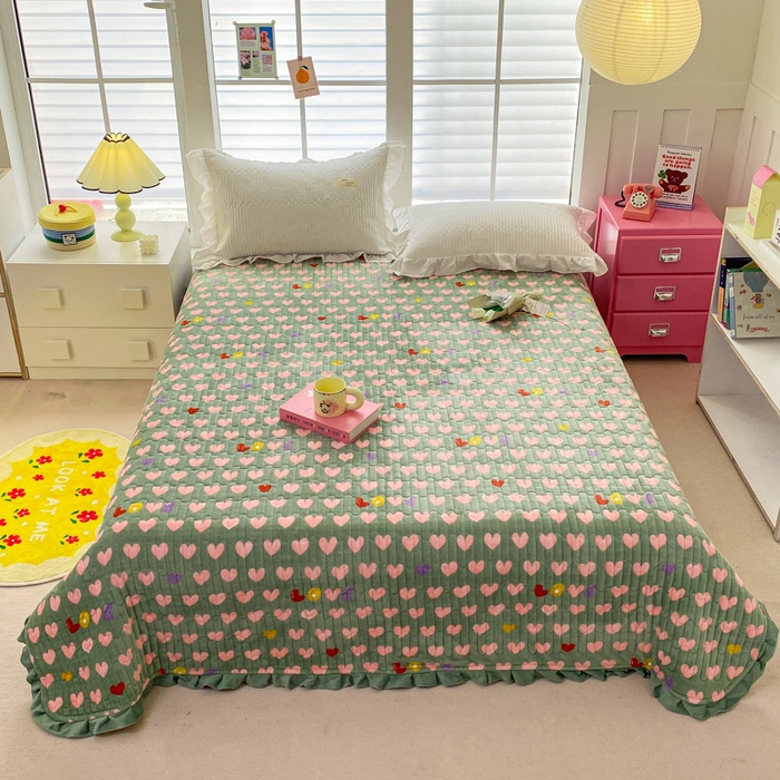 91家纺网 家纺一手货源 找家纺 胜权家纺 2024秋冬新款印花牛奶绒加厚保暖圆角花边夹棉床盖 多彩爱心绿