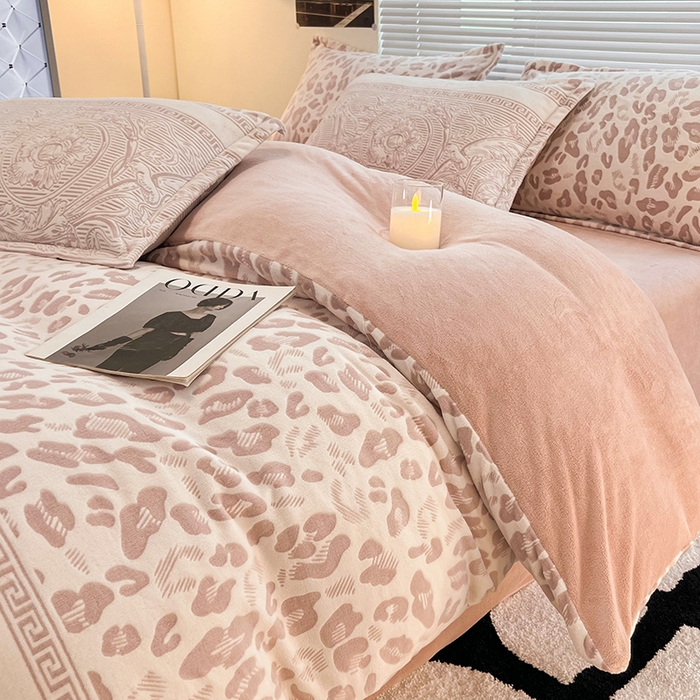 91家纺网 家纺一手货源 找家纺 2024新款A类高克重立体浮雕牛奶绒加厚保暖系列-四件套 豹纹粉