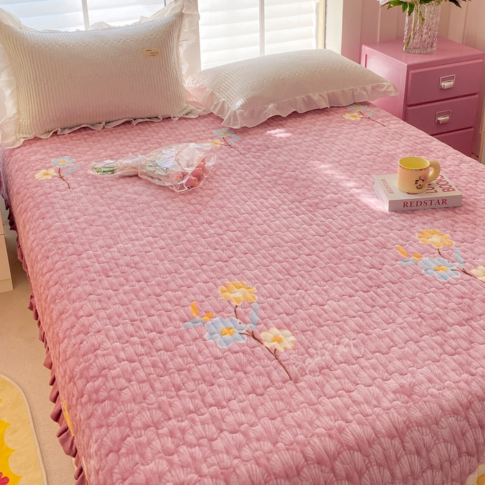 91家纺网 家纺一手货源 找家纺 胜权家纺 2024秋冬新款印花牛奶绒加厚保暖圆角花边夹棉床盖 太阳花豆沙