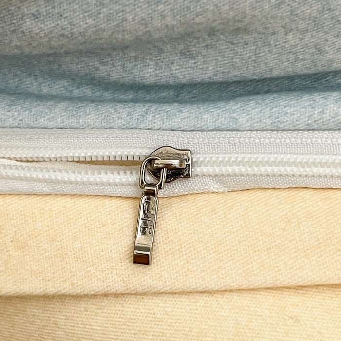 91家纺网 家纺一手货源 找家纺 菲梵家纺 2025新款纯色双拼全棉加厚磨毛刺绣款四件套（自然光场景） 天空蓝+奶昔白