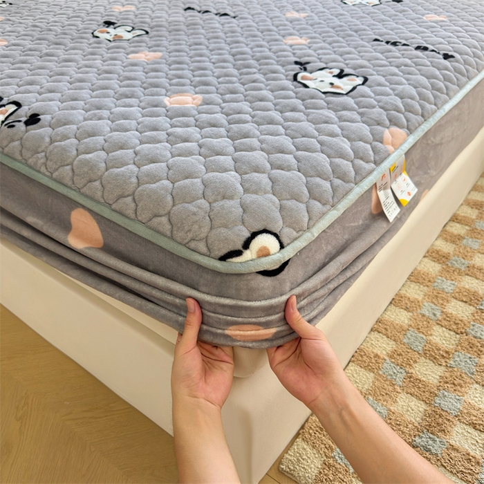 91家纺网 家纺一手货源 找家纺 康纳利 2024新款A类抗菌加厚牛奶绒印花夹棉包边床笠可搭配同款四件套提供买家秀 波点兔