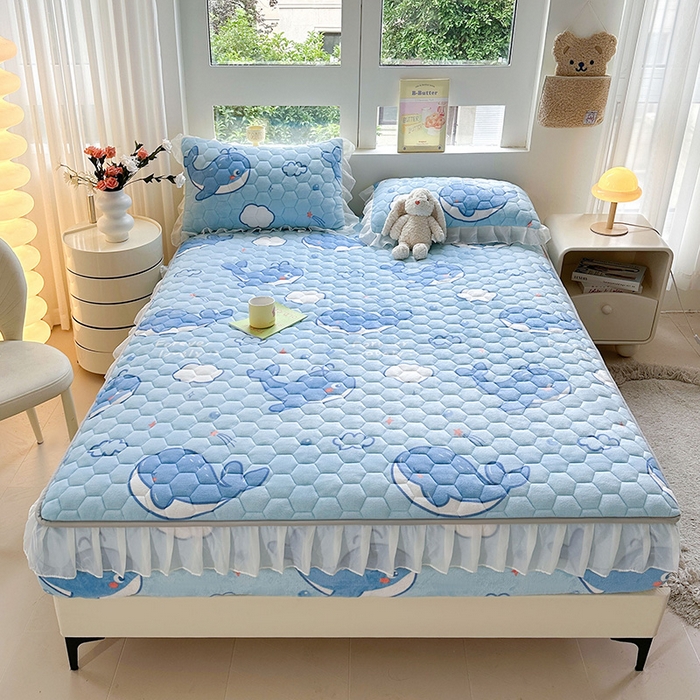 91家纺网 家纺一手货源 找家纺 伊人坊 2024冬季加厚牛奶绒花边夹棉床笠三件套纯色印花花边款床垫保护套 蓝色小鲸