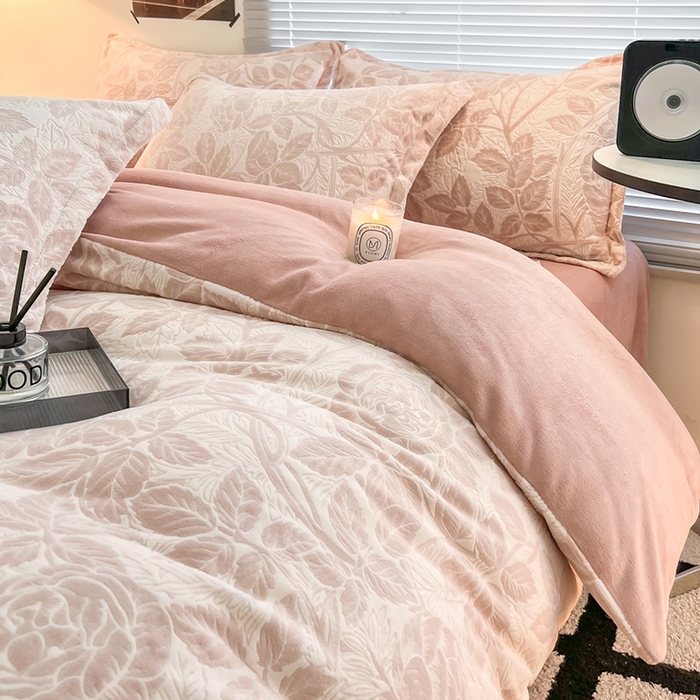 91家纺网 家纺一手货源 找家纺 2024新款A类高克重立体浮雕牛奶绒加厚保暖系列-被套 爱意浓粉