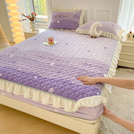 91家纺网 家纺一手货源 找家纺 康纳利 2024新款A类抗菌加厚牛奶绒夹棉花边款床笠看搭配同款四件套提供买家秀 梦幻星空