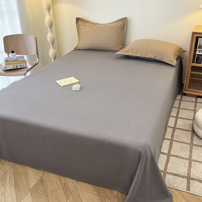 91家纺网 家纺一手货源 找家纺 菲梵家纺 2025新款纯色双拼全棉加厚磨毛刺绣款套单床单（自然光场景） 高级灰