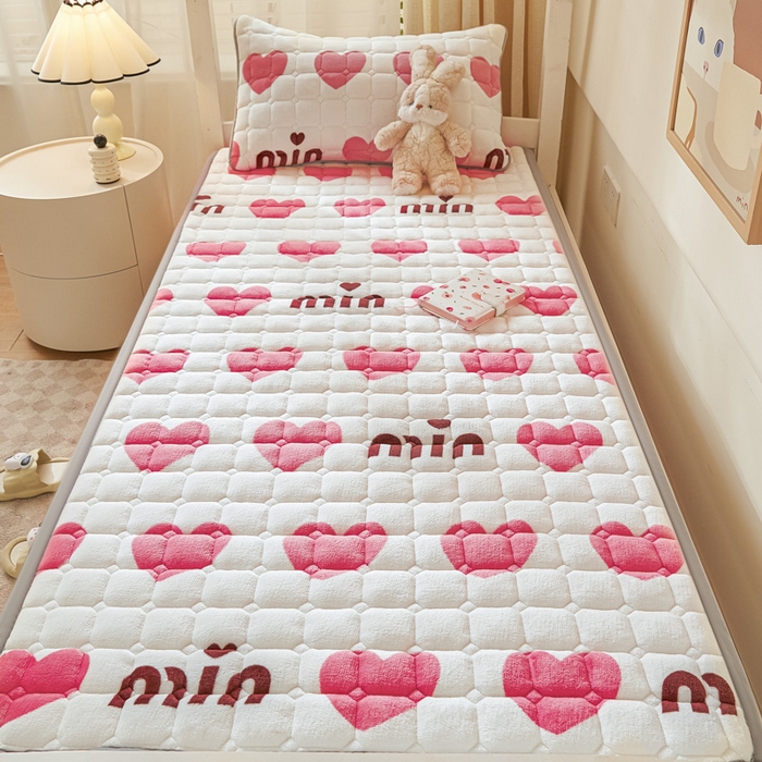 91家纺网 家纺一手货源 找家纺 卡伦家纺 2025新款A类牛奶绒夹棉加厚床垫学生宿舍单人床垫 甜蜜爱心