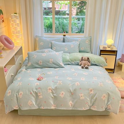 91家纺网 家纺一手货源 找家纺 铭宣家居 2024新款7斤小清新高克重牛奶绒印花四件套床单床笠款 蓝底小白狗