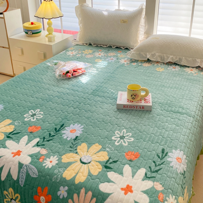 91家纺网 家纺一手货源 找家纺 胜权家纺 2024秋冬新款印花牛奶绒加厚保暖圆角花边夹棉床盖 花开浪漫绿