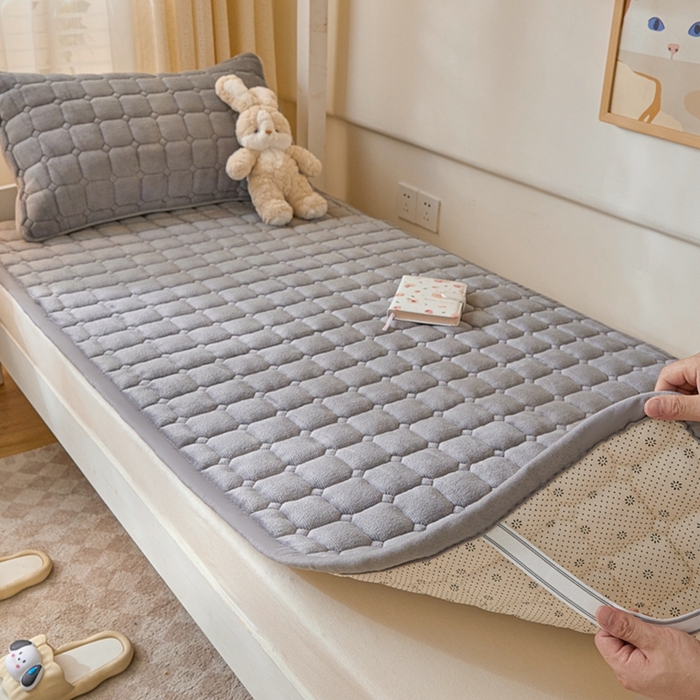 91家纺网 家纺一手货源 找家纺 卡伦家纺 2025新款A类牛奶绒夹棉加厚床垫学生宿舍单人床垫 商务灰