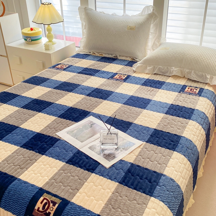 91家纺网 家纺一手货源 找家纺 胜权家纺 2024秋冬新款印花牛奶绒加厚保暖圆角花边夹棉床盖 蓝大格