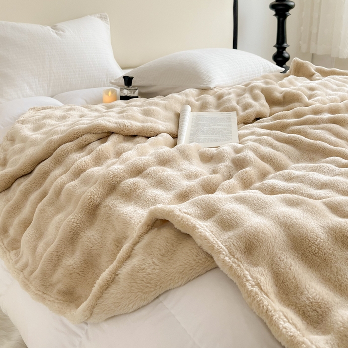 91家纺网 家纺一手货源 找家纺 羋多（原穆琪）2024新款高克重牛奶绒仿兔毛泡泡毛毯双面绒床单办公室多功能盖毯午睡沙发毯披肩毯 奶牛咖