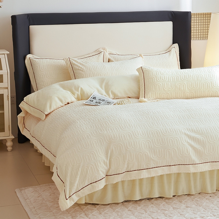 91家纺网 家纺一手货源 找家纺 舒梦琪家纺 2024新款雕花绒床盖一字绣四件套 min奶白