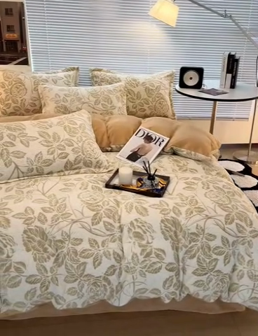 91家纺网 家纺一手货源 找家纺 2024新款A类高克重立体浮雕牛奶绒加厚保暖系列-四件套 爱意浓卡其