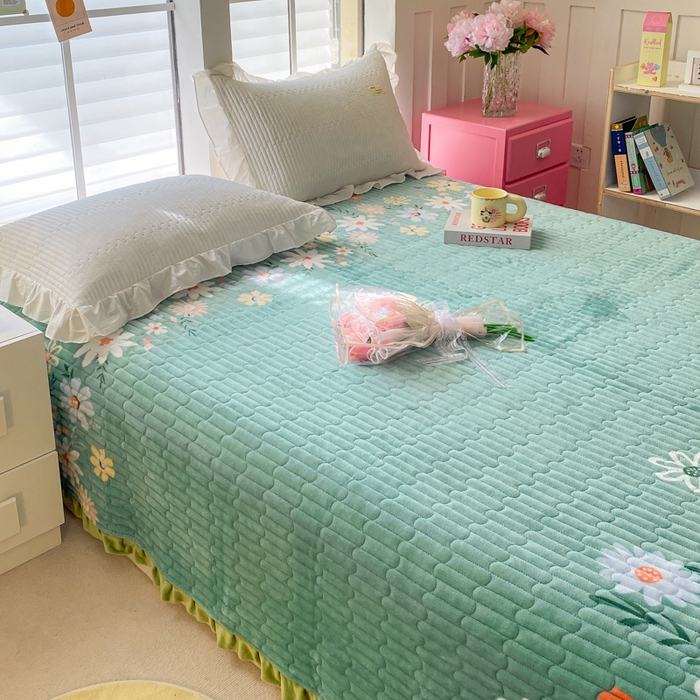 91家纺网 家纺一手货源 找家纺 胜权家纺 2024秋冬新款印花牛奶绒加厚保暖圆角花边夹棉床盖 花开浪漫绿