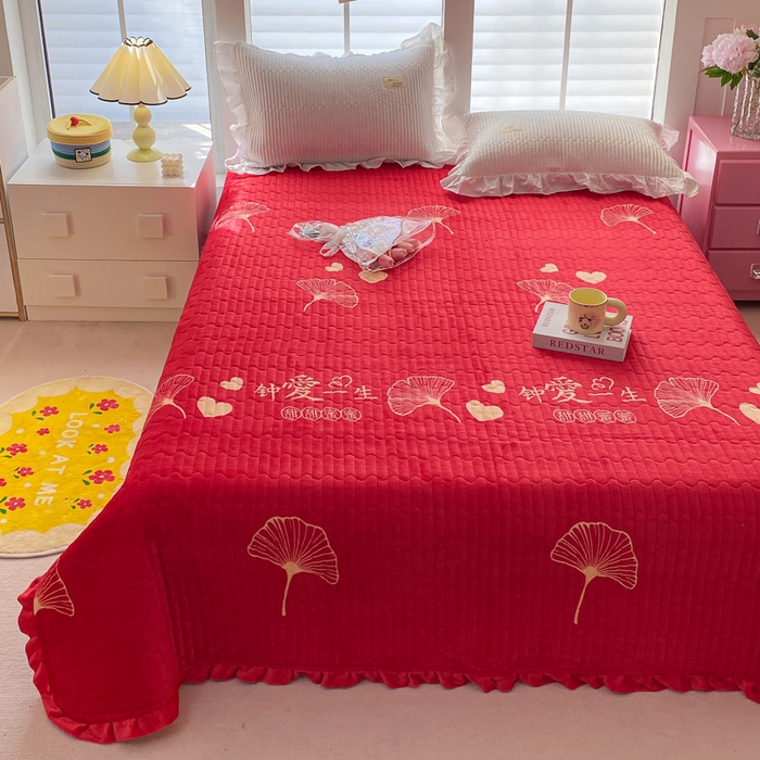 91家纺网 家纺一手货源 找家纺 胜权家纺 2024秋冬新款印花牛奶绒加厚保暖圆角花边夹棉床盖 钟爱一生红