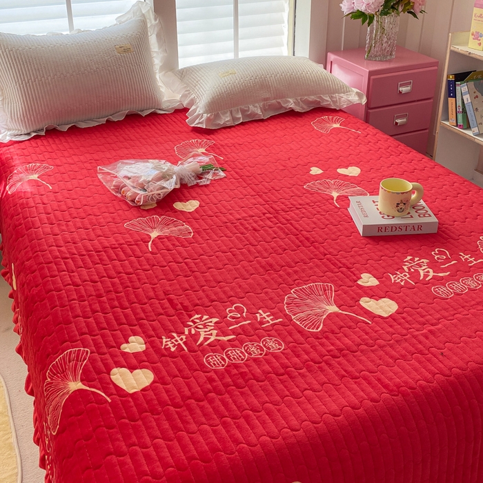 91家纺网 家纺一手货源 找家纺 胜权家纺 2024秋冬新款印花牛奶绒加厚保暖圆角花边夹棉床盖 钟爱一生红