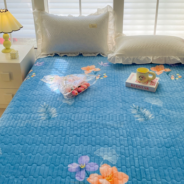 91家纺网 家纺一手货源 找家纺 胜权家纺 2024秋冬新款印花牛奶绒加厚保暖圆角花边夹棉床盖 麋鹿生花兰