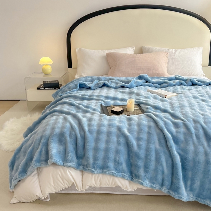 91家纺网 家纺一手货源 找家纺 羋多（原穆琪）2024新款高克重牛奶绒仿兔毛泡泡毛毯双面绒床单办公室多功能盖毯午睡沙发毯披肩毯 天青蓝