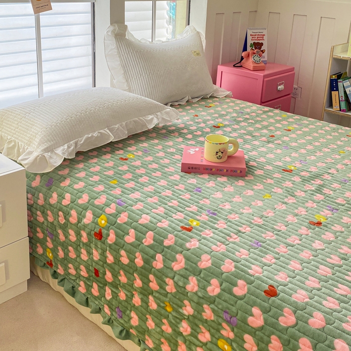 91家纺网 家纺一手货源 找家纺 胜权家纺 2024秋冬新款印花牛奶绒加厚保暖圆角花边夹棉床盖 多彩爱心绿