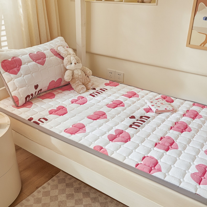 91家纺网 家纺一手货源 找家纺 卡伦家纺 2025新款A类牛奶绒夹棉加厚床垫学生宿舍单人床垫 甜蜜爱心