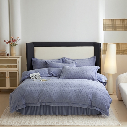 91家纺网 家纺一手货源 找家纺 舒梦琪家纺 2024新款雕花绒床盖一字绣四件套 樱桃蓝紫