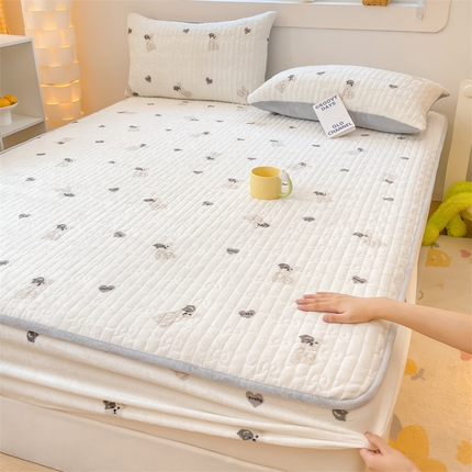 91家纺网 家纺一手货源 找家纺 Sweet dreams甜梦 2024新款牛奶绒蝴蝶结印花夹棉床笠 布丁狗