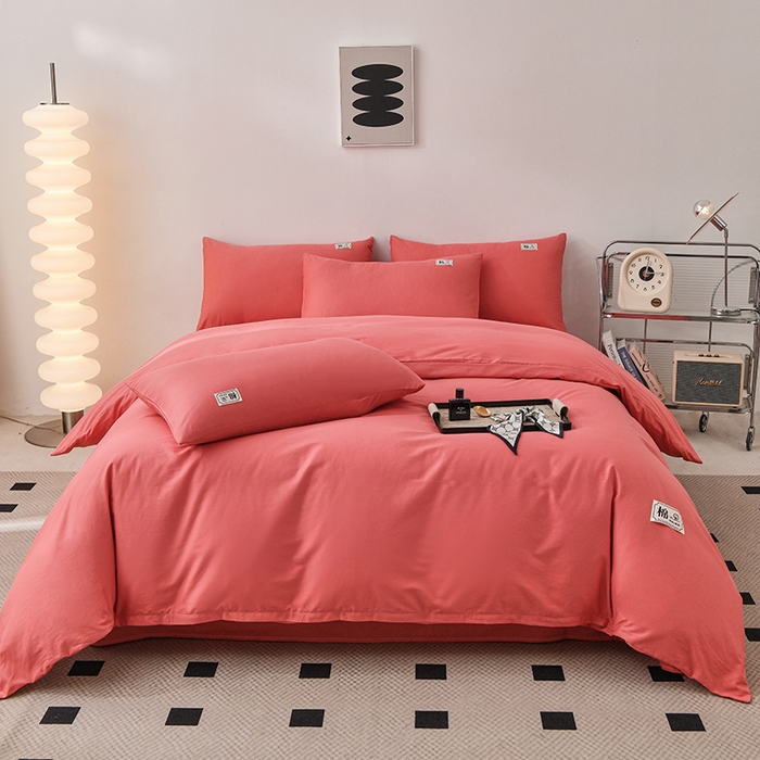 91家纺网 家纺一手货源 找家纺 宇彬家纺 2024直播新款13374全棉母婴级简约轻奢贴画纯色四件套斜纹贡缎新疆长绒贴标款无印风系列 简约-宝石红