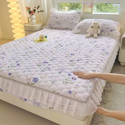 伊人坊 2024冬季加厚牛奶绒花边夹棉床笠三件套纯色印花花边款床垫保护套 紫苑小兔