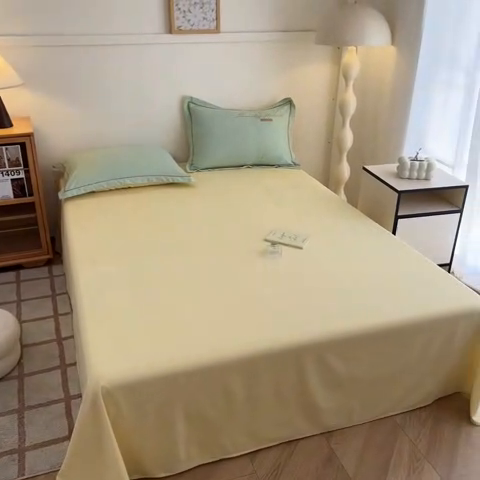 91家纺网 家纺一手货源 找家纺 菲梵家纺 2025新款纯色双拼全棉加厚磨毛刺绣款套单床单（自然光场景） 气质黄