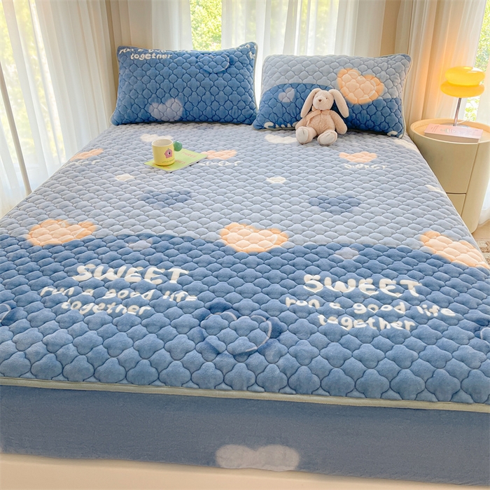 91家纺网 家纺一手货源 找家纺 康纳利 2024新款A类抗菌加厚牛奶绒印花夹棉包边床笠可搭配同款四件套提供买家秀 暖意