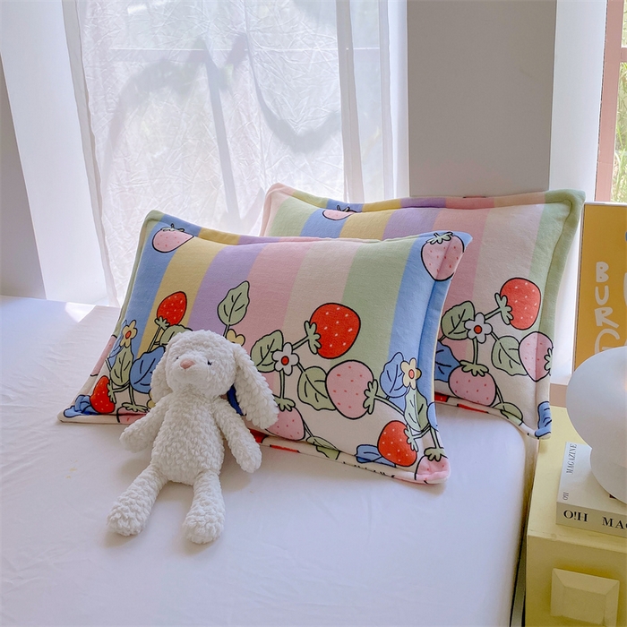 91家纺网 家纺一手货源 找家纺 凯儿家纺 2024新款A类牛奶绒印花枕套 草莓物语