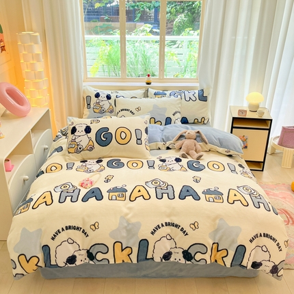 91家纺网 家纺一手货源 找家纺 铭宣家居 2024新款7斤小清新高克重牛奶绒印花四件套床单床笠款 字母狗