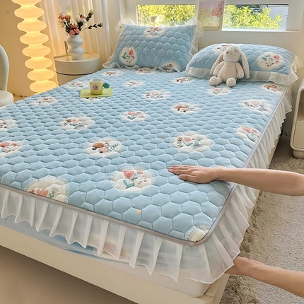 91家纺网 家纺一手货源 找家纺 伊人坊 2024冬季加厚牛奶绒花边夹棉床笠三件套纯色印花花边款床垫保护套 奇妙梦幻