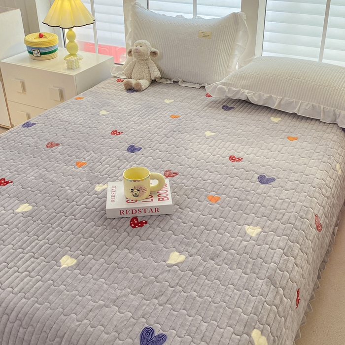 91家纺网 家纺一手货源 找家纺 胜权家纺 2024秋冬新款印花牛奶绒加厚保暖圆角花边夹棉床盖 多彩爱心灰