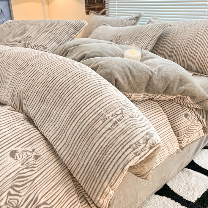 91家纺网 家纺一手货源 找家纺 2024新款A类高克重立体浮雕牛奶绒加厚保暖系列-四件套 斑马灰