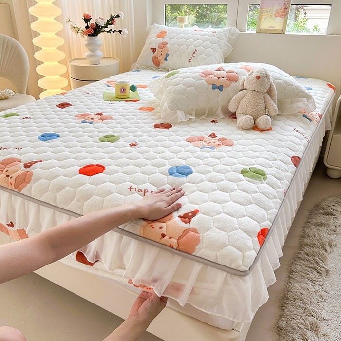 91家纺网 家纺一手货源 找家纺 伊人坊 2024冬季加厚牛奶绒花边夹棉床笠三件套纯色印花花边款床垫保护套 快乐小熊