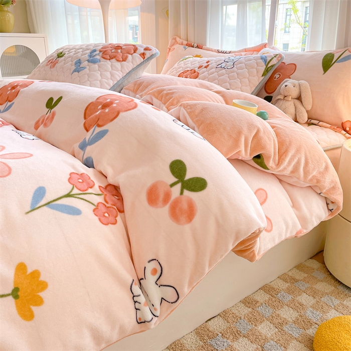 91家纺网 家纺一手货源 找家纺 康纳利 2024新款A类抗菌加厚牛奶绒印花夹棉包边床笠可搭配同款四件套提供买家秀 花间小兔