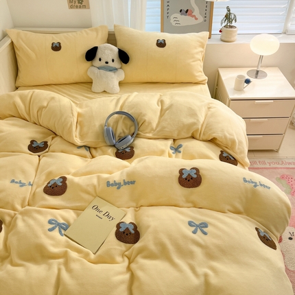 91家纺网 家纺一手货源 找家纺 亨通家纺 2024新款牛奶绒毛巾绣四件套系列-嘟嘟熊 嘟嘟熊-奶黄