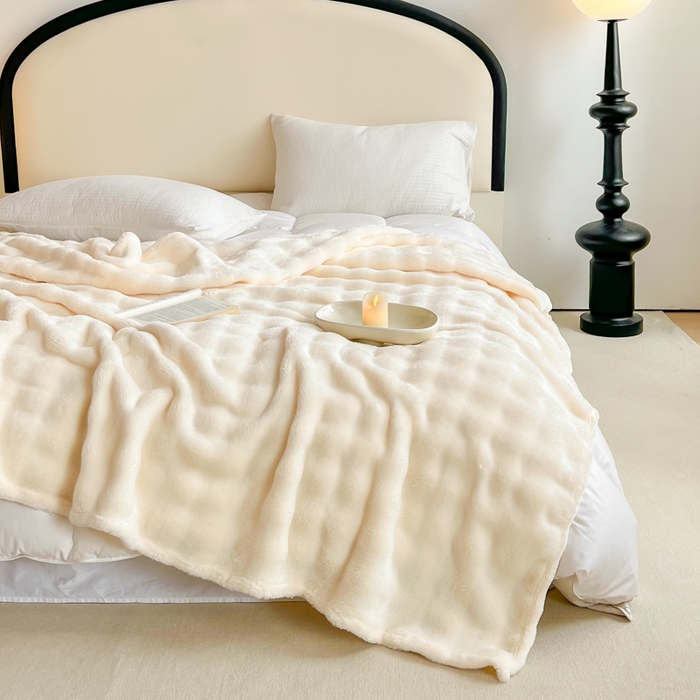 91家纺网 家纺一手货源 找家纺 羋多（原穆琪）2024新款高克重牛奶绒仿兔毛泡泡毛毯双面绒床单办公室多功能盖毯午睡沙发毯披肩毯 月光白