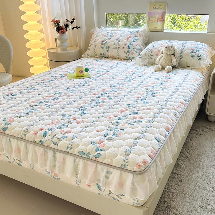 91家纺网 家纺一手货源 找家纺 伊人坊 2024冬季加厚牛奶绒花边夹棉床笠三件套纯色印花花边款床垫保护套 花枝蔓兔