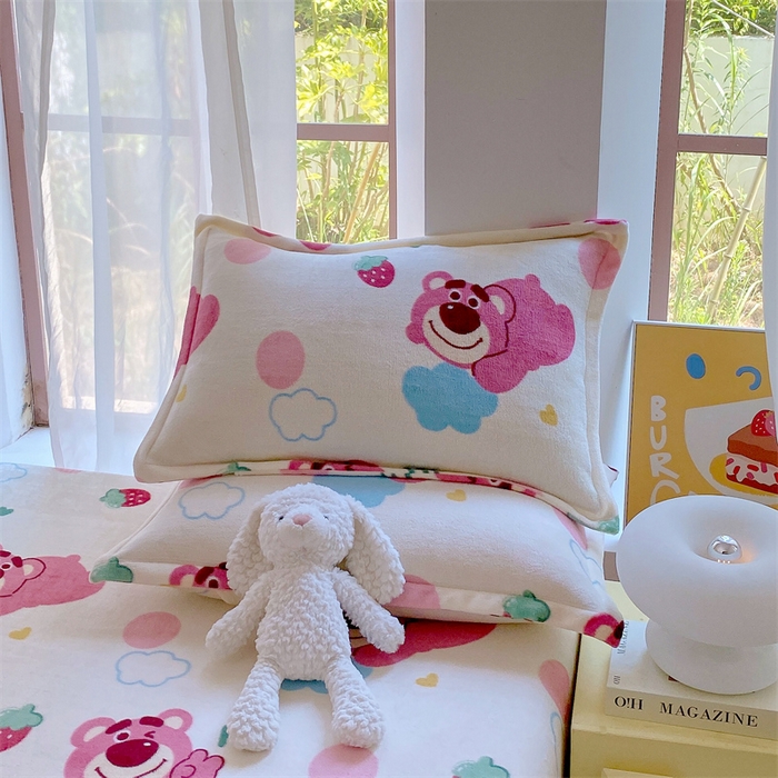 91家纺网 家纺一手货源 找家纺 凯儿家纺 2024新款A类牛奶绒印花枕套 萌萌熊宝