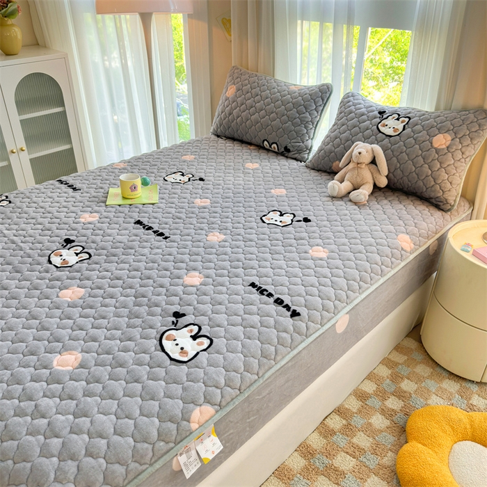 91家纺网 家纺一手货源 找家纺 康纳利 2024新款A类抗菌加厚牛奶绒印花夹棉包边床笠可搭配同款四件套提供买家秀 波点兔