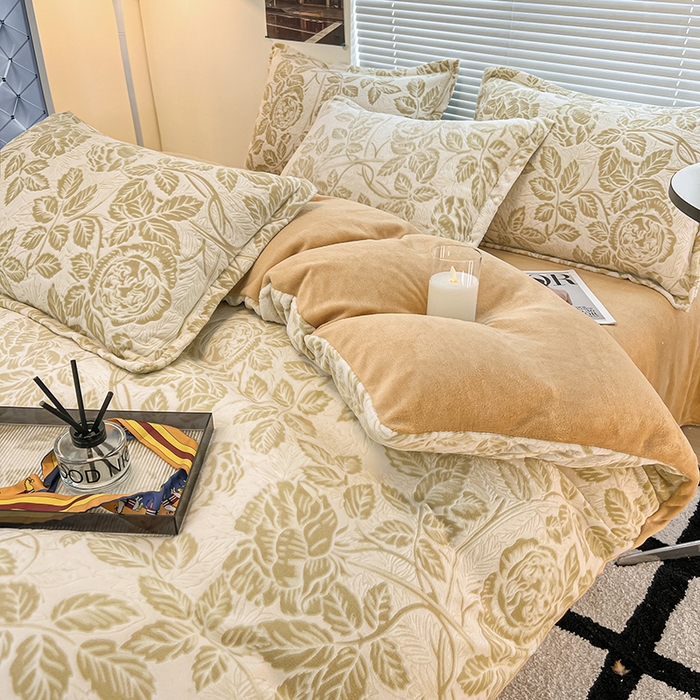 91家纺网 家纺一手货源 找家纺 2024新款A类高克重立体浮雕牛奶绒加厚保暖系列-四件套 爱意浓卡其