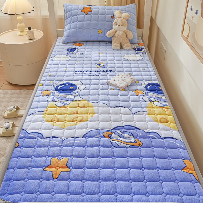 91家纺网 家纺一手货源 找家纺 卡伦家纺 2025新款A类牛奶绒夹棉加厚床垫学生宿舍单人床垫 傲游太空