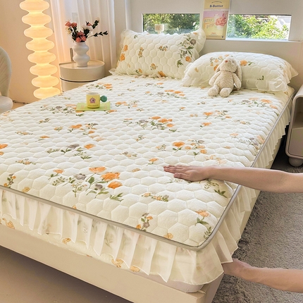 91家纺网 家纺一手货源 找家纺 伊人坊 2024冬季加厚牛奶绒花边夹棉床笠三件套纯色印花花边款床垫保护套 仙香花朵