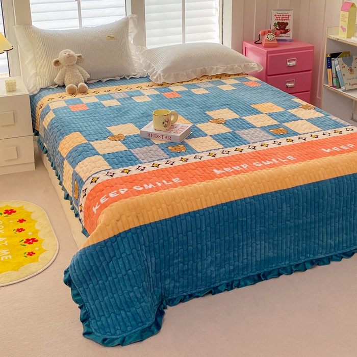 91家纺网 家纺一手货源 找家纺 胜权家纺 2024秋冬新款印花牛奶绒加厚保暖圆角花边夹棉床盖 格子熊