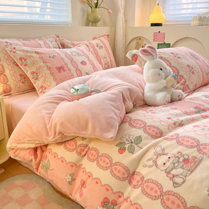 91家纺网 家纺一手货源 找家纺 2024新款小清新牛奶绒高克重加厚保暖四件套 蕾丝兔兔