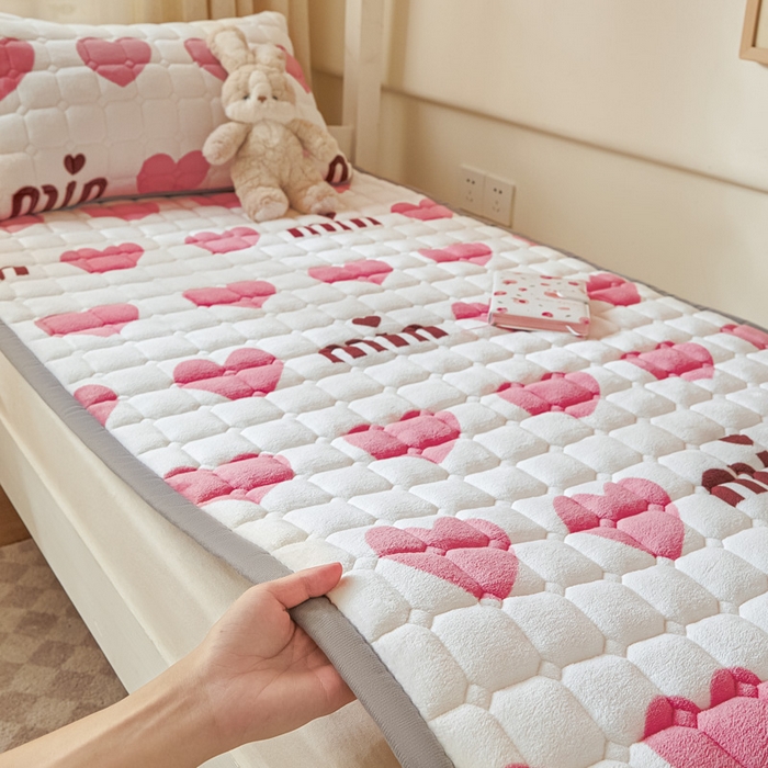 91家纺网 家纺一手货源 找家纺 卡伦家纺 2025新款A类牛奶绒夹棉加厚床垫学生宿舍单人床垫 甜蜜爱心
