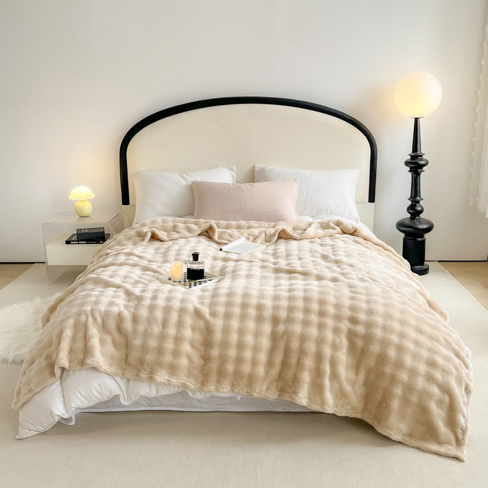 91家纺网 家纺一手货源 找家纺 羋多（原穆琪）2024新款高克重牛奶绒仿兔毛泡泡毛毯双面绒床单办公室多功能盖毯午睡沙发毯披肩毯 奶牛咖