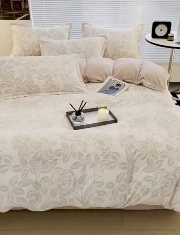 91家纺网 家纺一手货源 找家纺 2024新款A类高克重立体浮雕牛奶绒加厚保暖系列-四件套 爱意浓粉